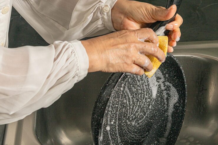 Уход за сковородками с антипригарным покрытием